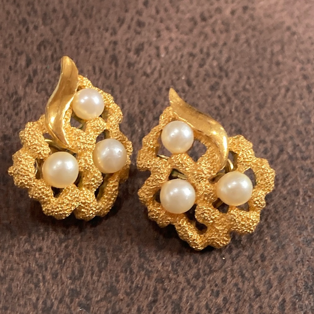 Gold-Tone Vintage Trifari clip-on earrings - Picture 6 of 6